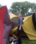 Палатки пытаются улететь