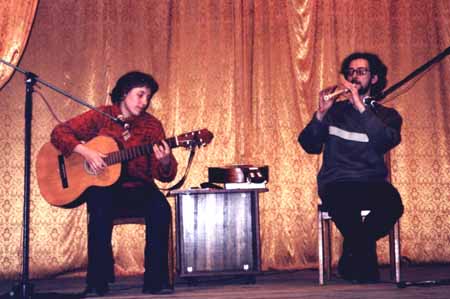 Т.Королёва с гитарой и И.Белый с флейтой