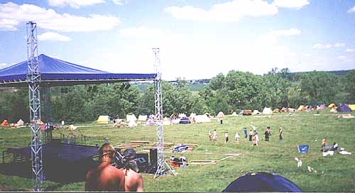 Вид на сцену и лагерь